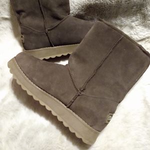 New Skechers brown pull-on suede boots size 7